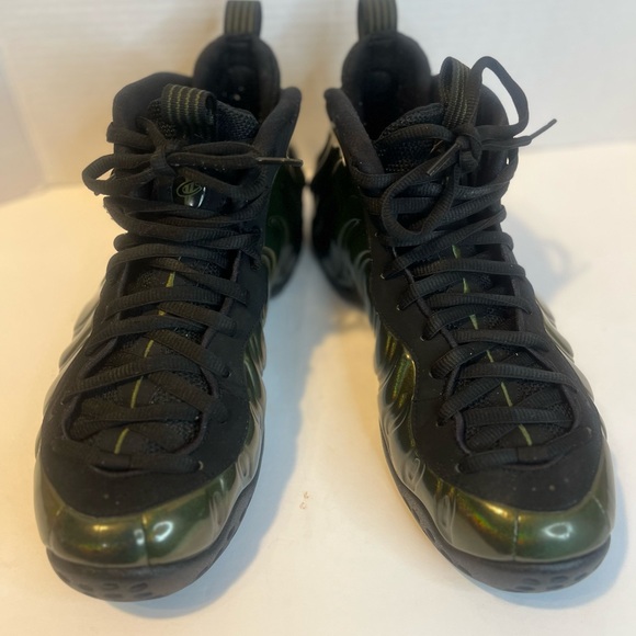 Nike Air FoampositeBlack and Green Sneakers